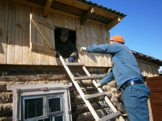 Свердловские эмчеэсовцы помогают уральцам строить дома