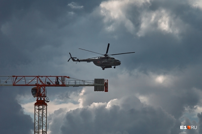 Над Екатеринбургом кружат военные вертолёты