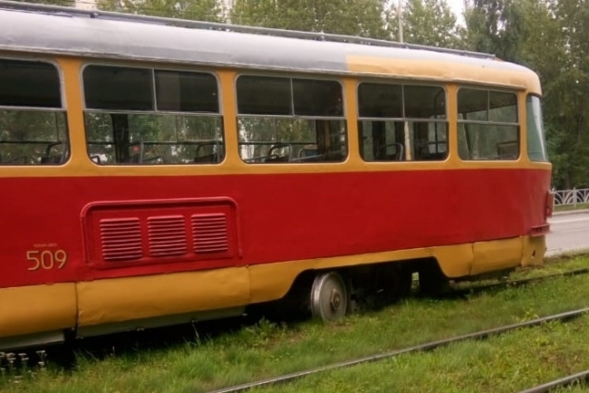 В Екатеринбурге бригада ТТУ восстановила участок полотна, где с рельсов сошёл трамвай