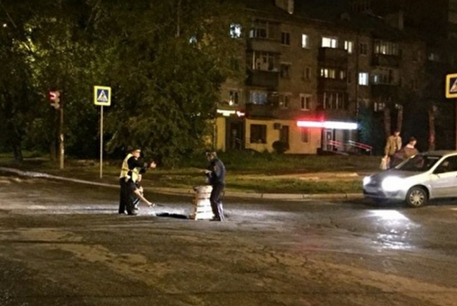 В Екатеринбурге на Вторчермете автомобиль провалился в размытую яму