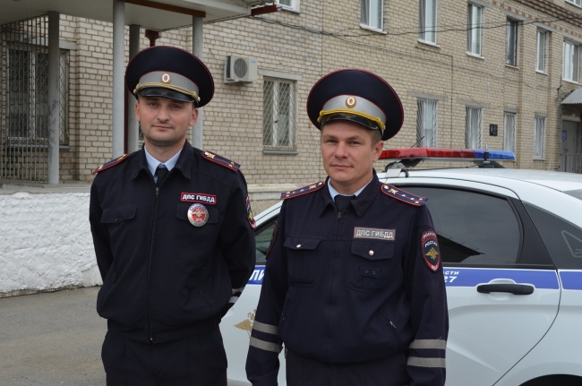 Свердловские полицейские спасли из горящего дома 30 человек