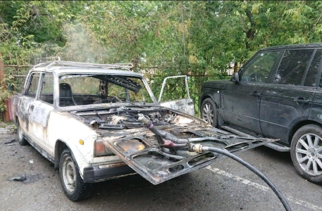 В Екатеринбурге автомобиль перекрыл спасателям въезд во двор, где полыхал пожар