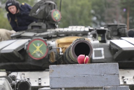 Под Екатеринбургом разрезали яблоко стволом танка