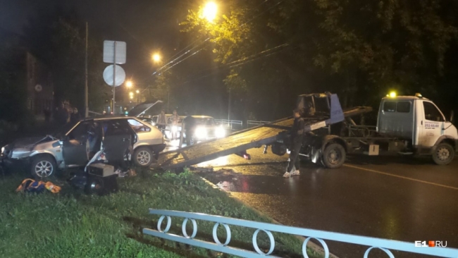 В Екатеринбурге водитель снёс дорожное ограждение и сбежал от ответственности