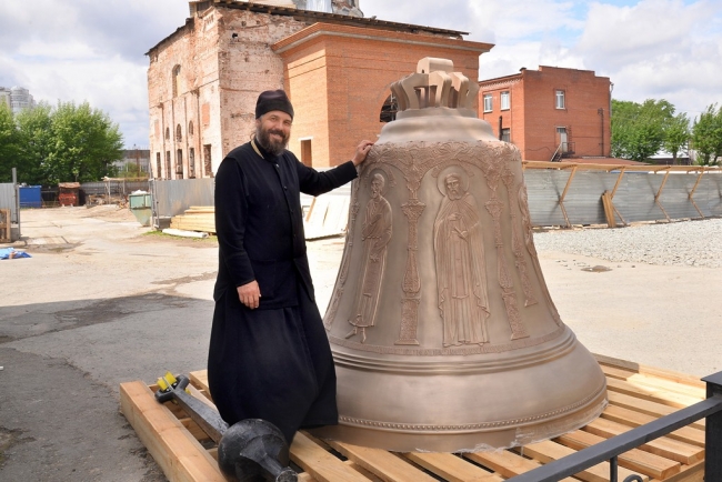 Колокол-гигант прибыл в Успенский собор на ВИЗе