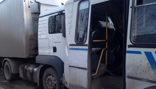 Автобус с 30 детьми в Нижнем Тагиле врезался в фуру