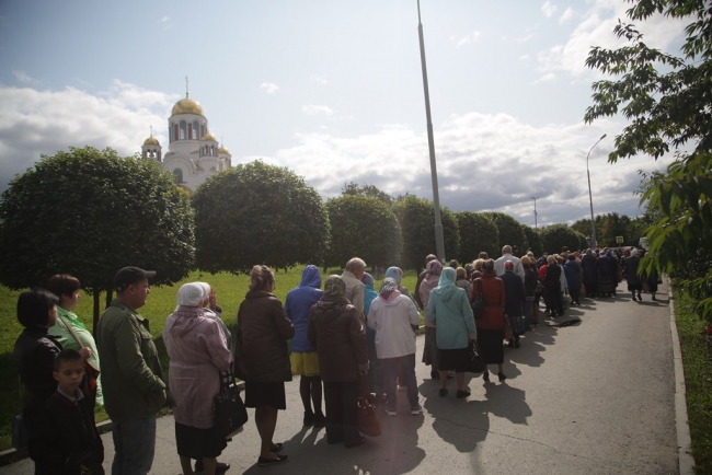 В Екатеринбурге образовалась многотысячная очередь к деснице святителя Спиридона