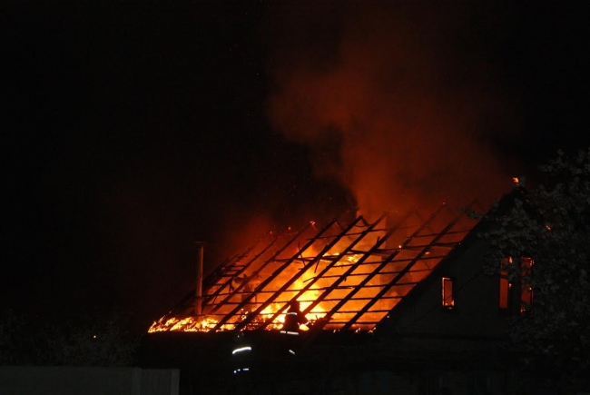 Крупный пожар площадью 160 «квадратов» бушевал ночью под Нижним Тагилом