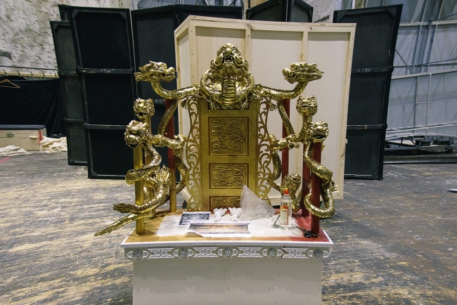 Шикарный императорский трон создают в Урал Опере для постановки «Турандот»
