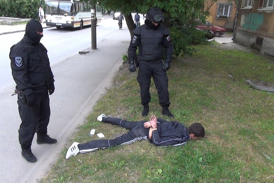 На Урале задержали стрелка, ранившего полицейского с балкона