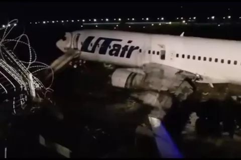 Boeing со 164 пассажирами скатился в реку после приземления в Сочи