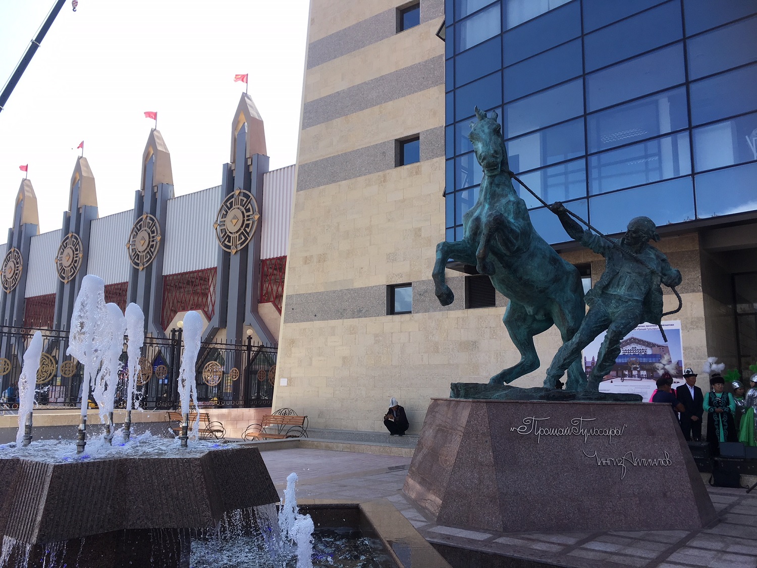 В Киргизии открыли переданную в дар скульптуру, созданную по мотивам произведения Чингиза Айтматова