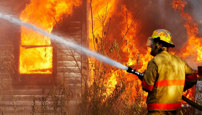 Под Верхней Пышмой огонь уничтожил огромный дом и два дорогих автомобиля