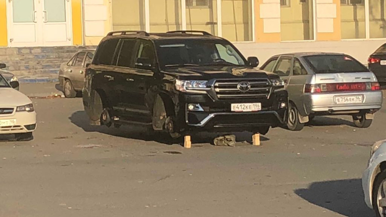 Сын настоятеля церкви в Екатеринбурге лишился колёс Toyota Land Cruiser 200