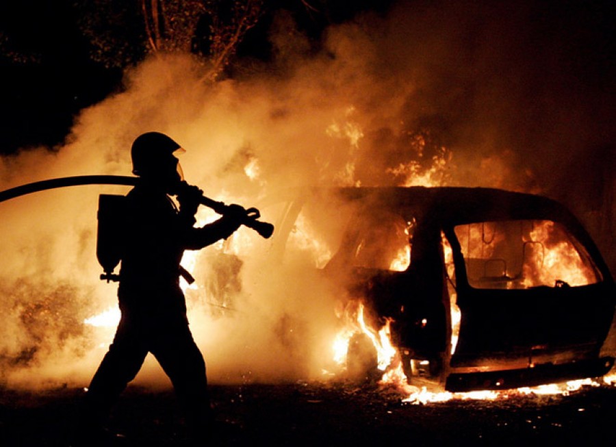 В Екатеринбурге горели фургон Mercedes-Benz и автомобиль Lada Priora
