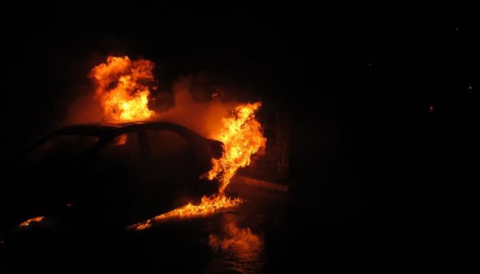 В центре Екатеринбурга загорелась машина