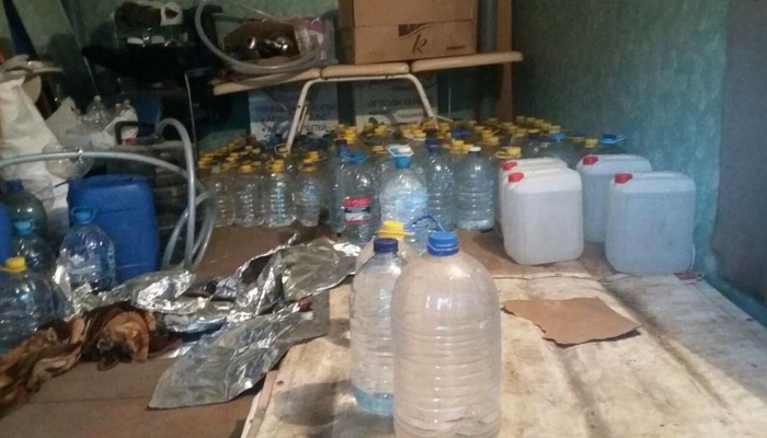 Судебные приставы изъяли 40 литров спиртосодержащей «воды душистой»