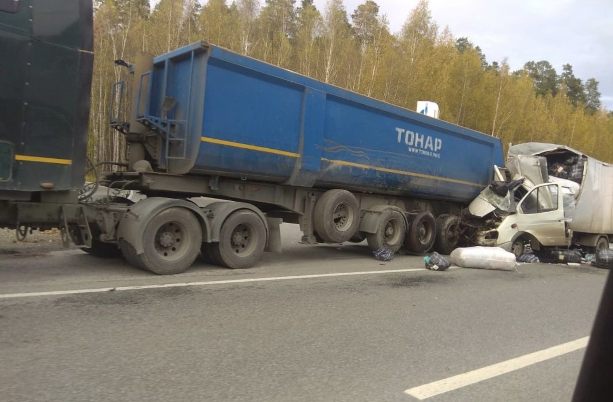 На выезде из Екатеринбурга «газель» врезалась в стоящий на обочине грузовик с прицепом