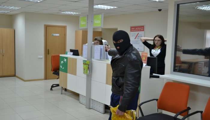Грабители устроили стрельбу в банке Екатеринбурга и забрали наличку