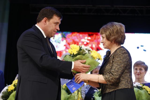 Евгений Куйвашев поздравил свердловских учителей, преподавателей, ветеранов педагогического труда с профессиональным праздником