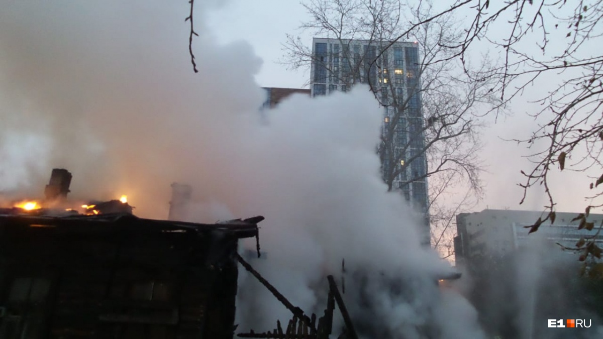 Рядом с ЖК на Щорса сгорел частный дом: два человека погибли
