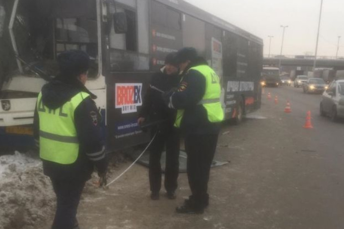 Рейсовый автобус столкнулся с фурой на ЖБИ, пострадали 9 человек
