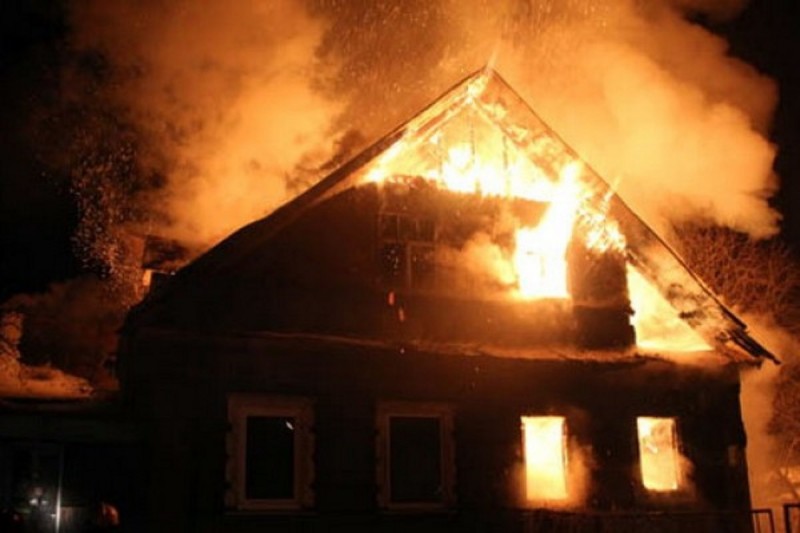 Частный дом сгорел в Екатеринбурге