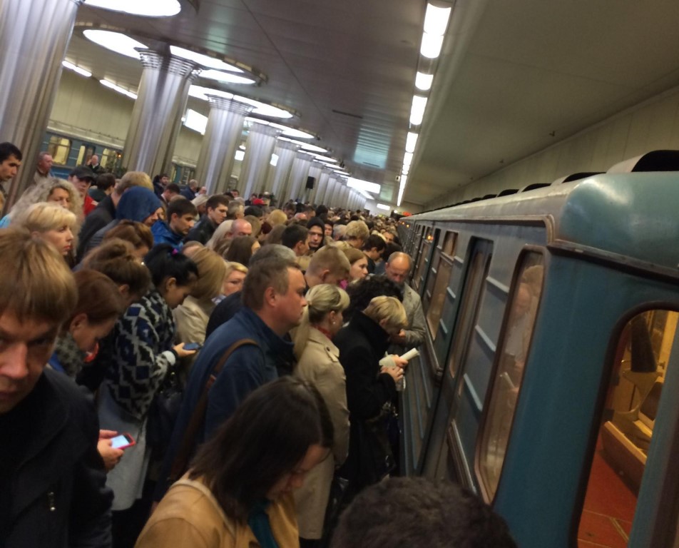 Огромные очереди выстроились в вечерний час-пик в екатеринбургском метро
