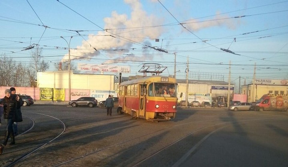 С утра в Екатеринбурге на Уралмаше встали трамваи