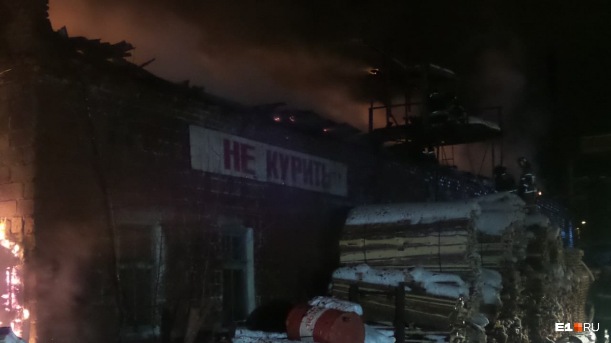Ночью на пилораме в Берёзовском разгорелся крупный пожар