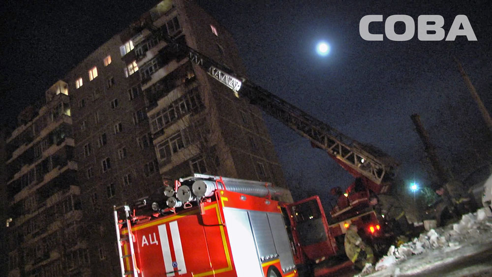 20 человек эвакуировали из жилого дома в Екатеринбурге из-за пожара