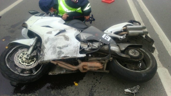 В Екатеринбурге лихач-мотоциклист на скорости столкнулся с иномаркой