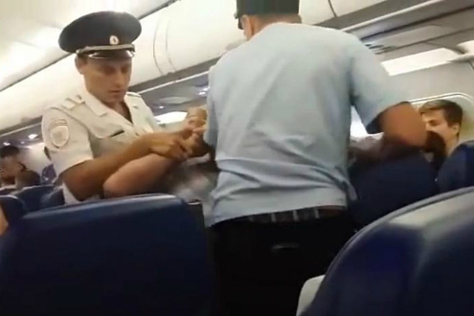 Буйного пассажира самолёта арестовали на 12 суток