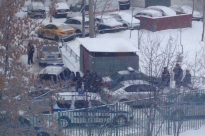 Пришедший в московскую школу с ножом подросток сдался полиции