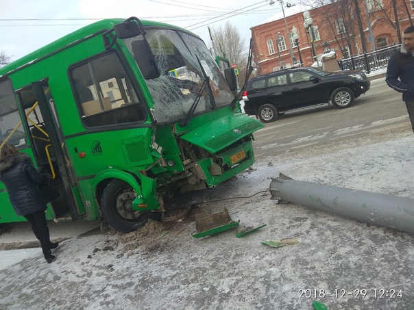 Серьезное ДТП с маршруткой в центре Екатеринбурга — 11 пострадавших