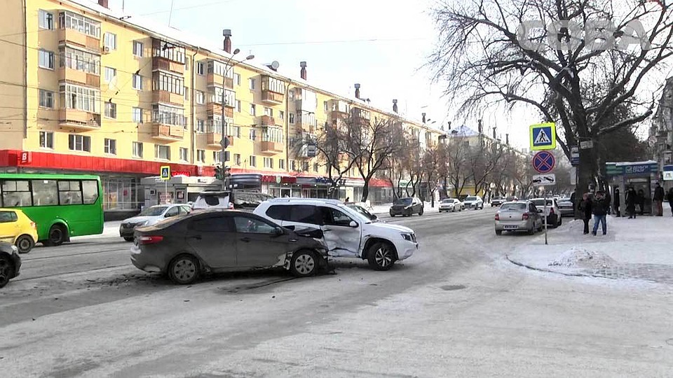 Три автомобиля столкнулись в районе Южного автовокзала Екатеринбурга
