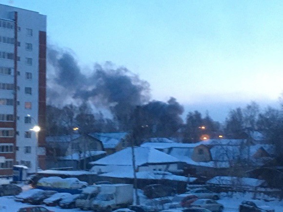 Крупный пожар полыхает на улице Депутатской в Екатеринбурге