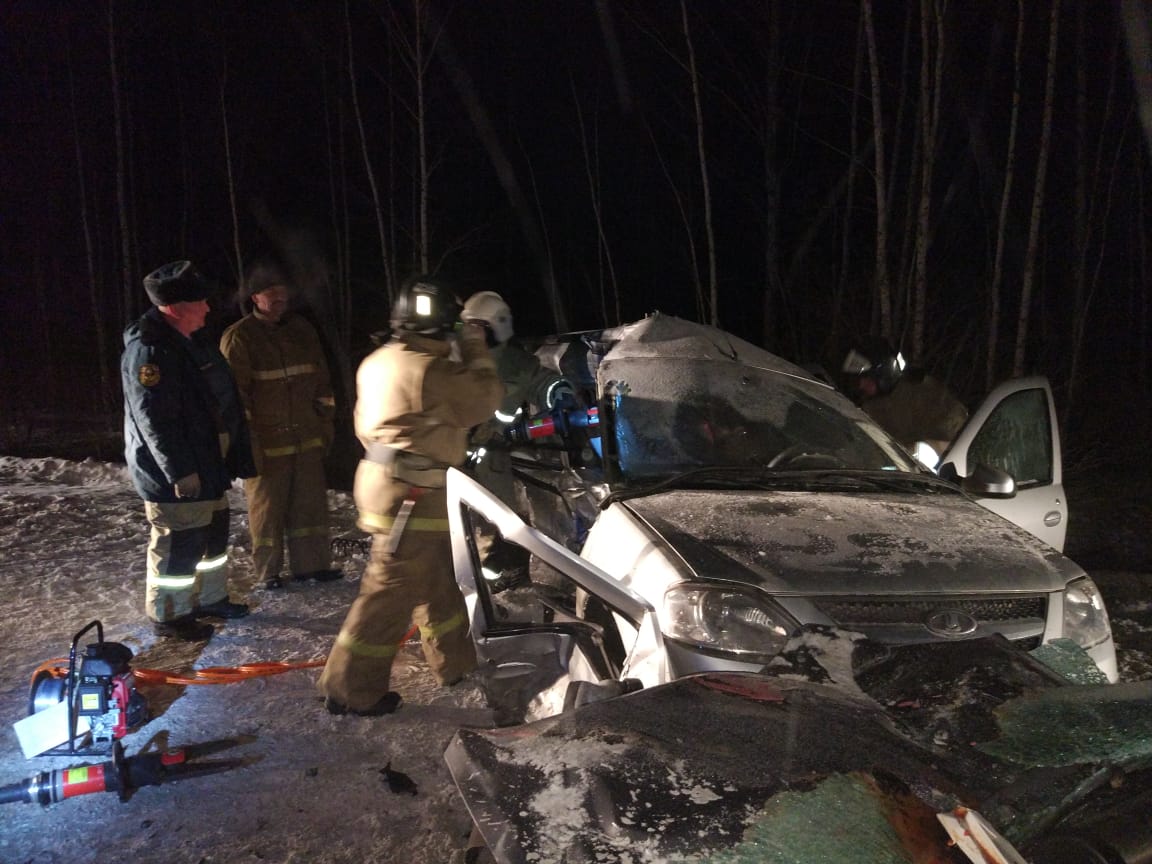На трассе под Кировградом в лобовом столкновении авто погиб пассажир и пострадали еще пять человек