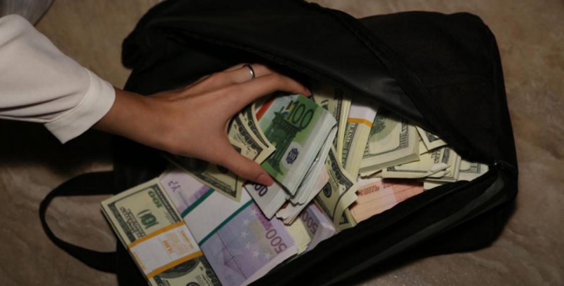 На Урале у женщины украли сумку с 64 млн. рублей