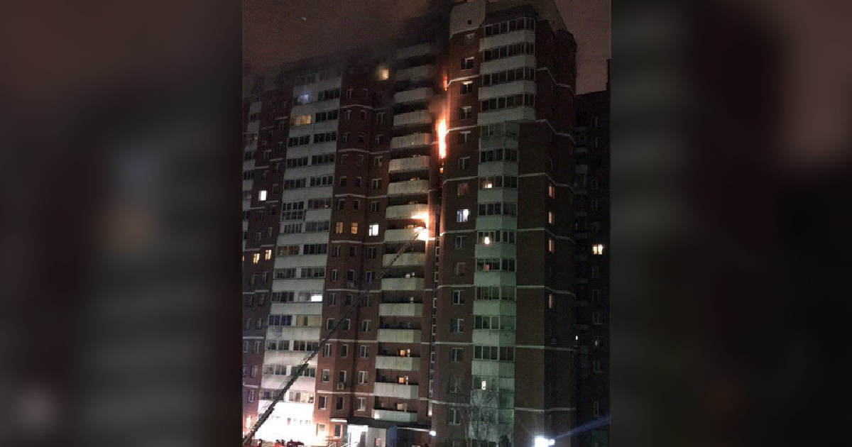 В Екатеринбурге из-за пожара в 16-этажке эвакуировали 50 человек