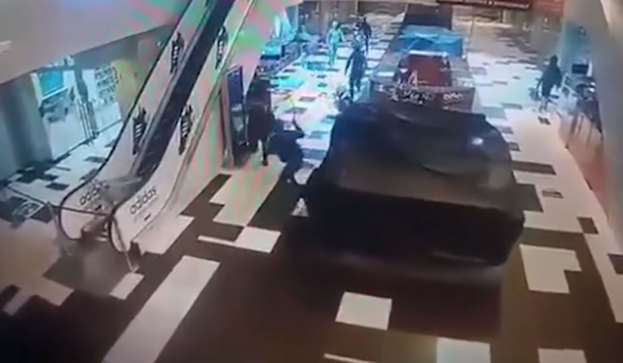 Налет банды из 12 человек на ТЦ в Екатеринбурге попал на видео
