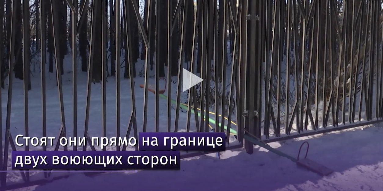 Качели разделили забором на детской площадке в Екатеринбурге