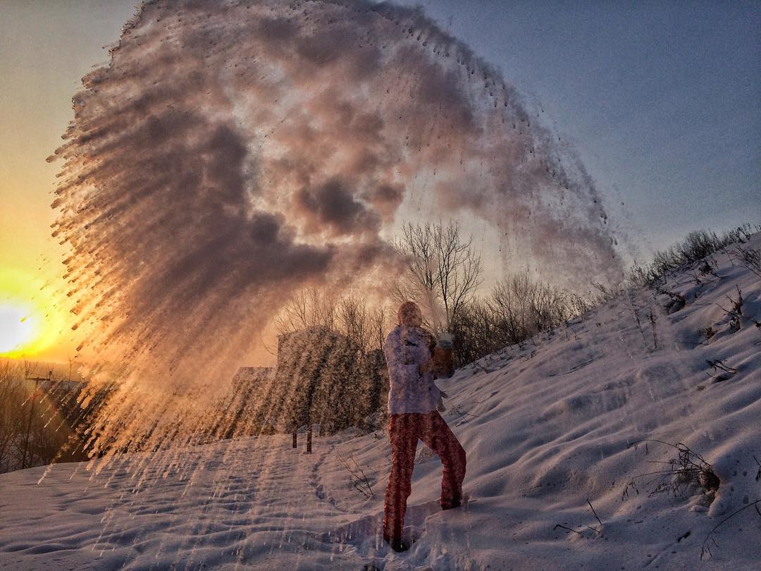 Кипящий снег. Кипяток на морозе. Фотосессия в зимой с кипятком. Красота зимы. Кипящая вода на морозе.
