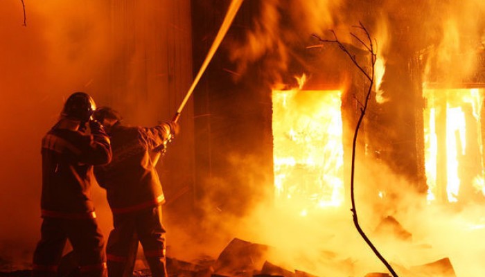 В Екатеринбурге сгорел двухэтажный дом