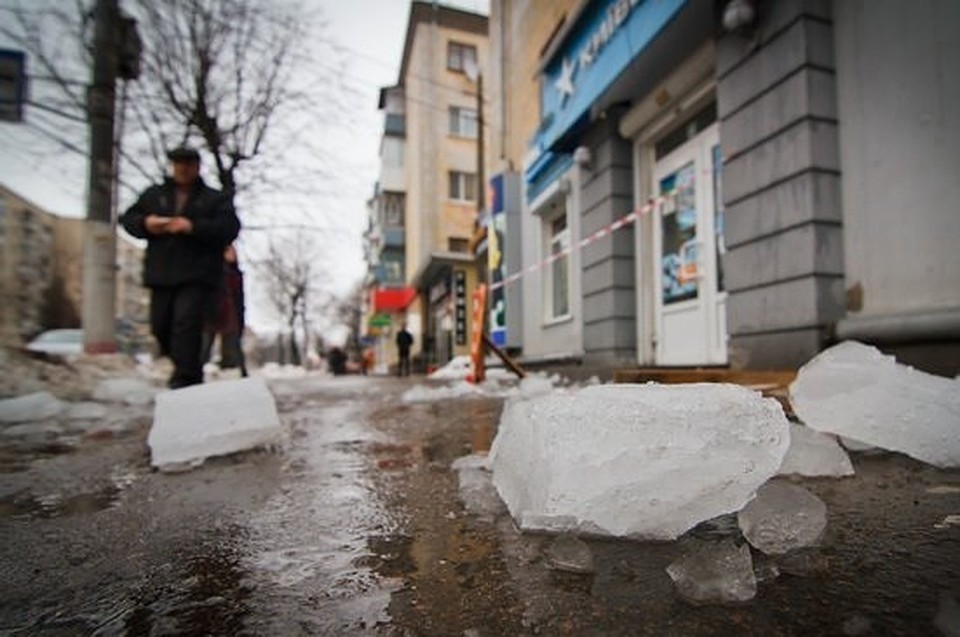Ледяная глыба упала на девушку в Екатеринбурге
