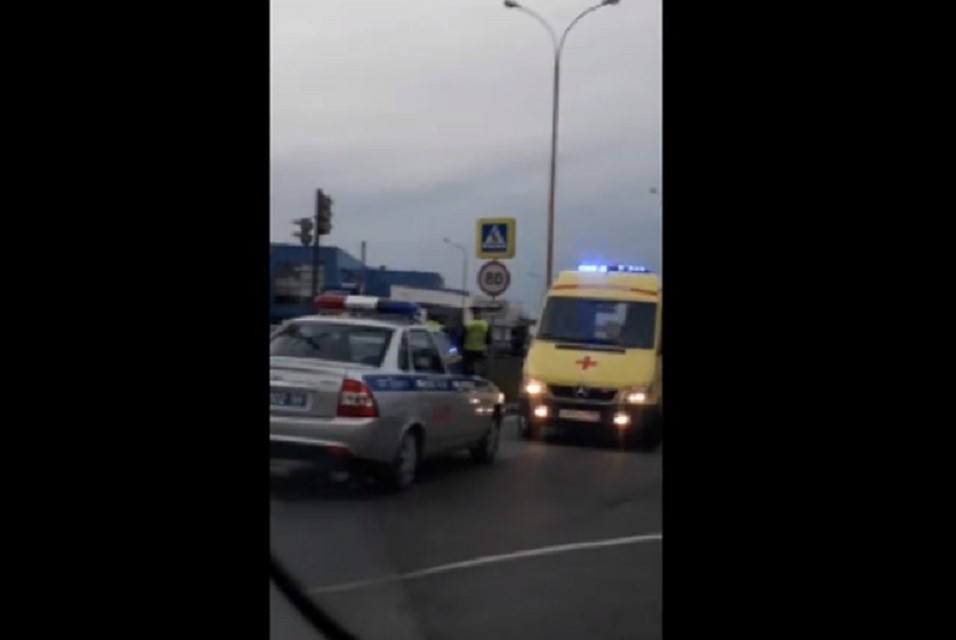 Ехали на красный: в Екатеринбурге иномарка столкнулась с машиной ДПС