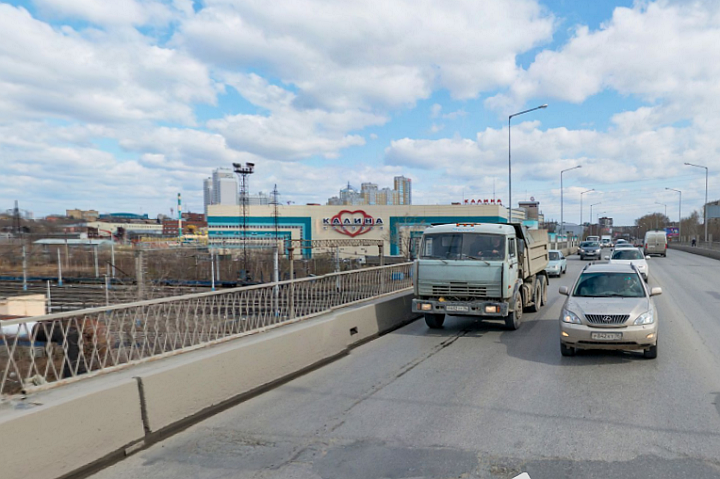 В Екатеринбурге назвали сроки окончания работ на мосту возле «Калины»