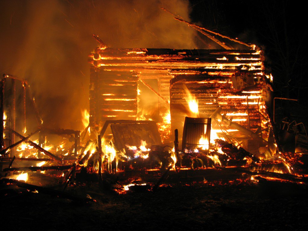 Под Первоуральском сгорело 5 жилых домов. Площадь пожара почти 600 кв.м.
