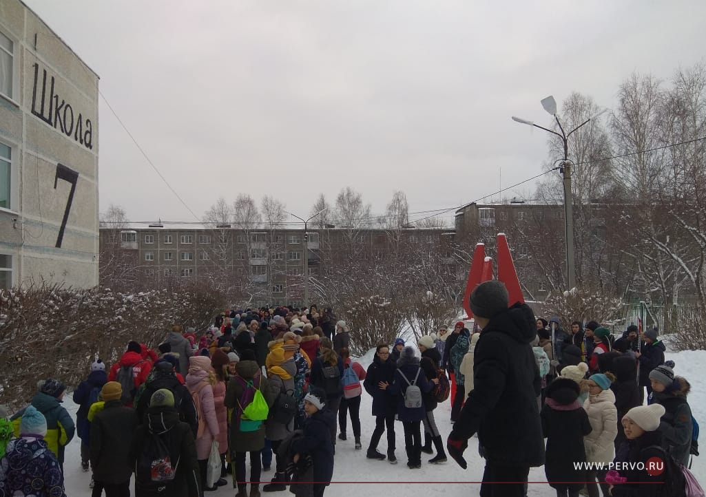 В Первоуральске из школы эвакуировали 990 человек
