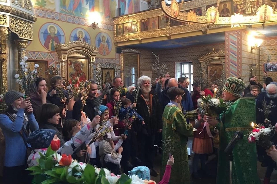 Свердловский губернатор отчитал заполонивших храмы